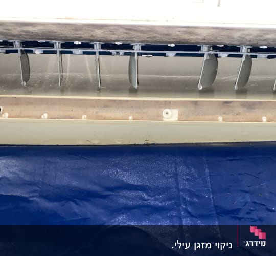 חלק פנימי של מזגן עם להבים ומסנן